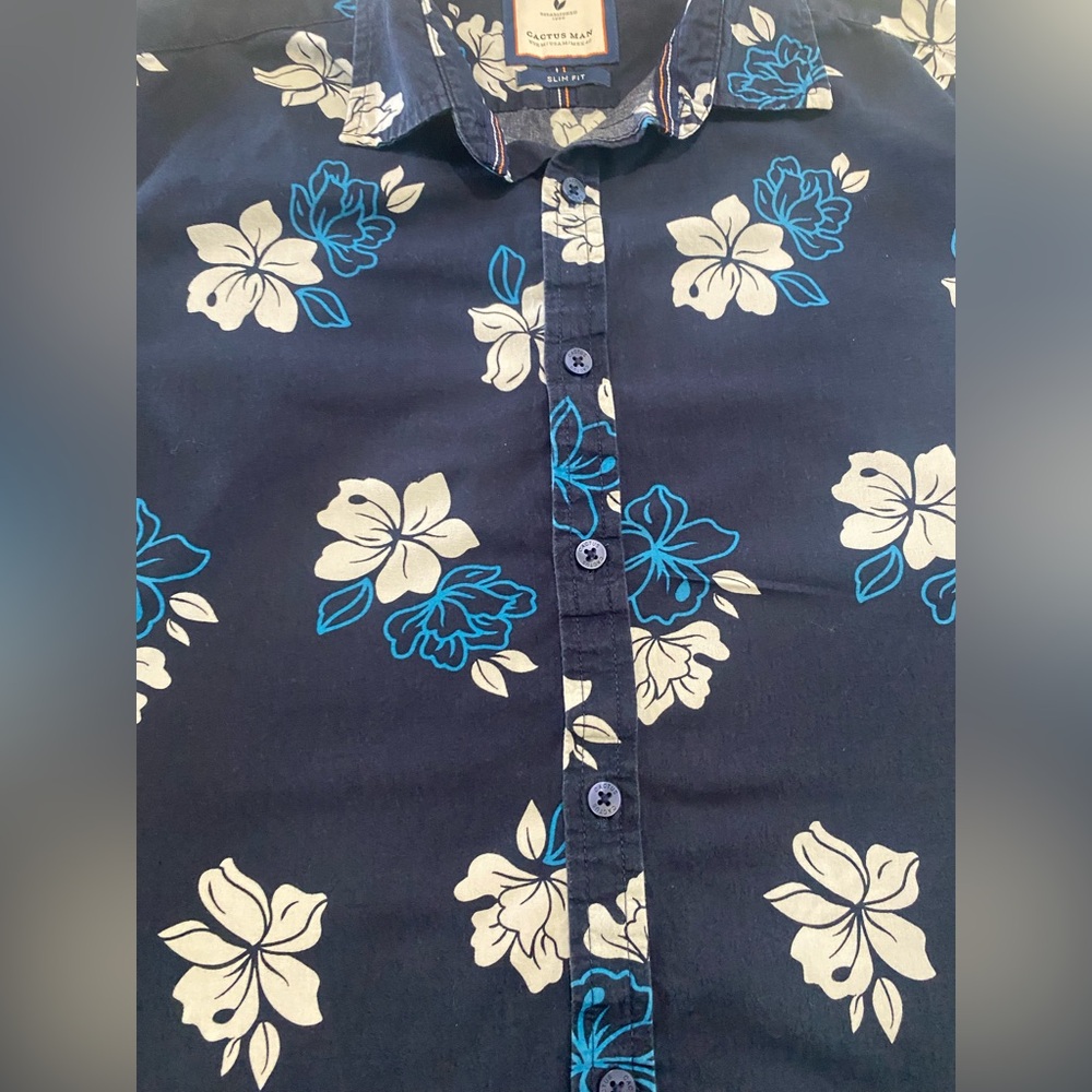 Cactus Blue and White Casual Button Down Shirt with Floral Print, Size Medium